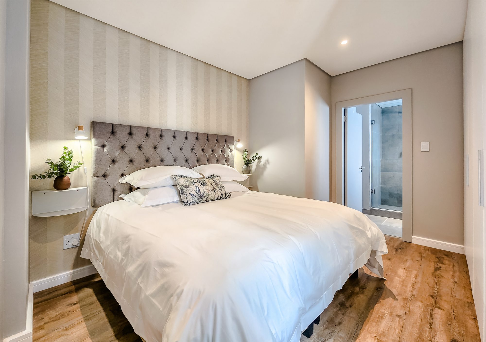 Luxury 1-Bed | Prime Location | Mountain Views — image 5