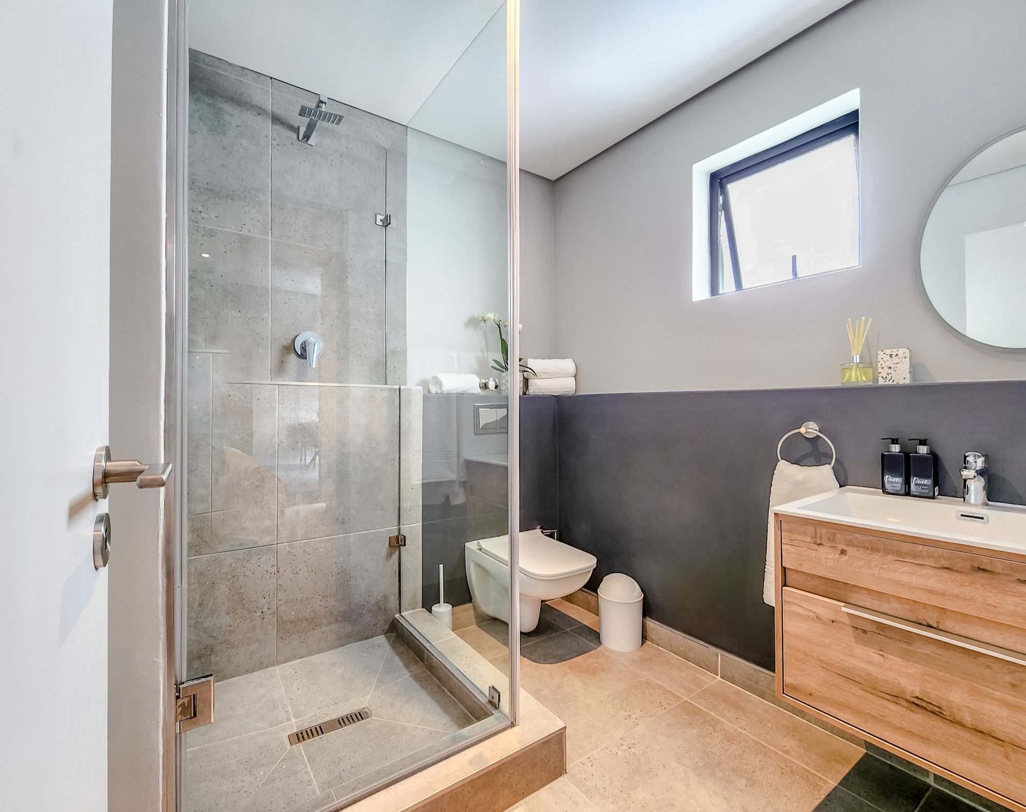 Luxury 1-Bed | Prime Location | Mountain Views — image 4