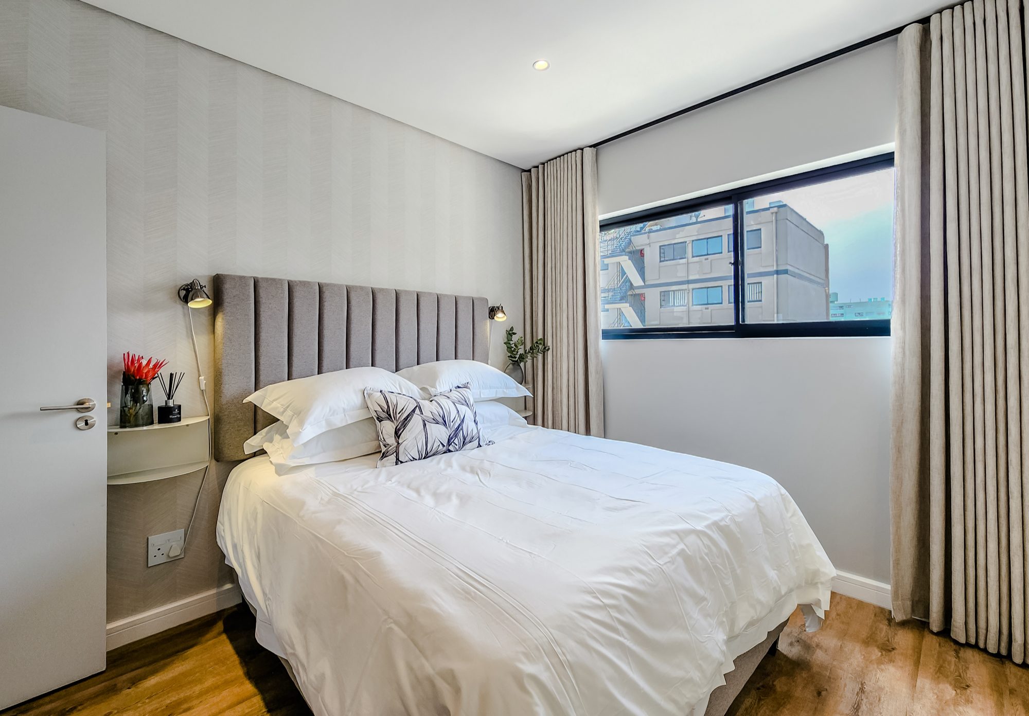 Luxury 2BR | Mountain Views | Balcony | Parking — image 5