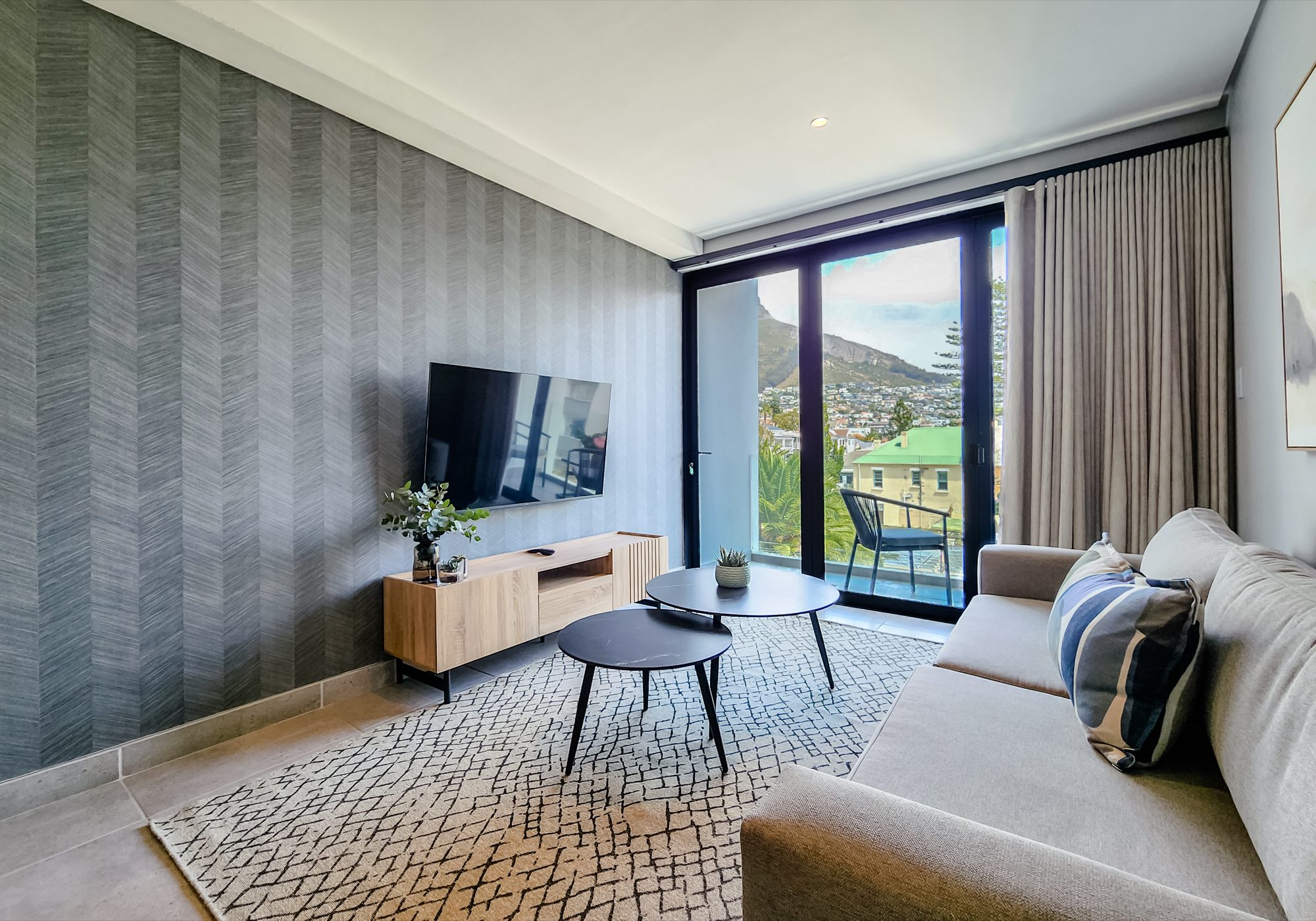Luxury 2BR | Mountain Views | Balcony | Parking — image 3
