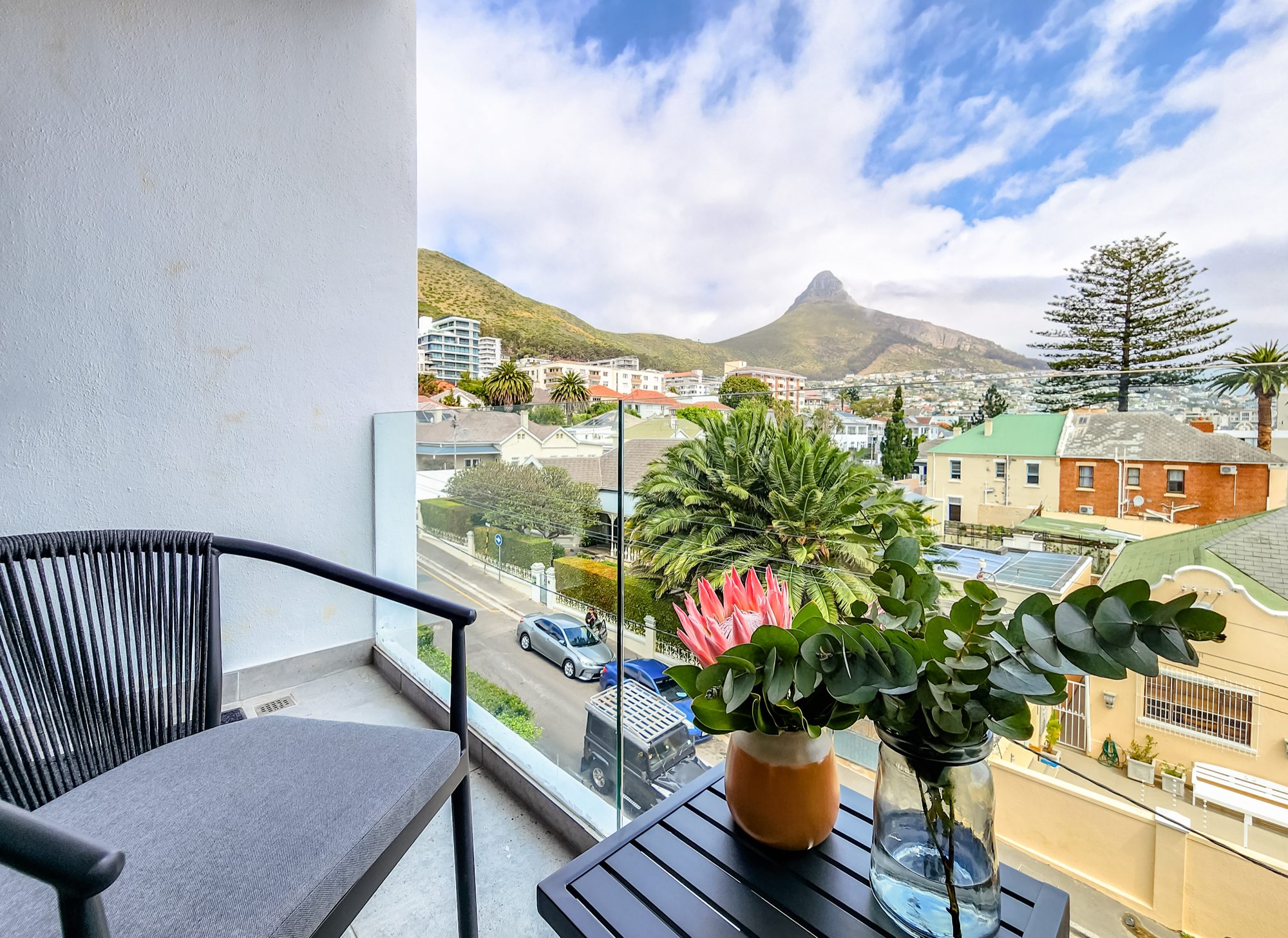 Luxury 2BR | Mountain Views | Balcony | Parking — image 2