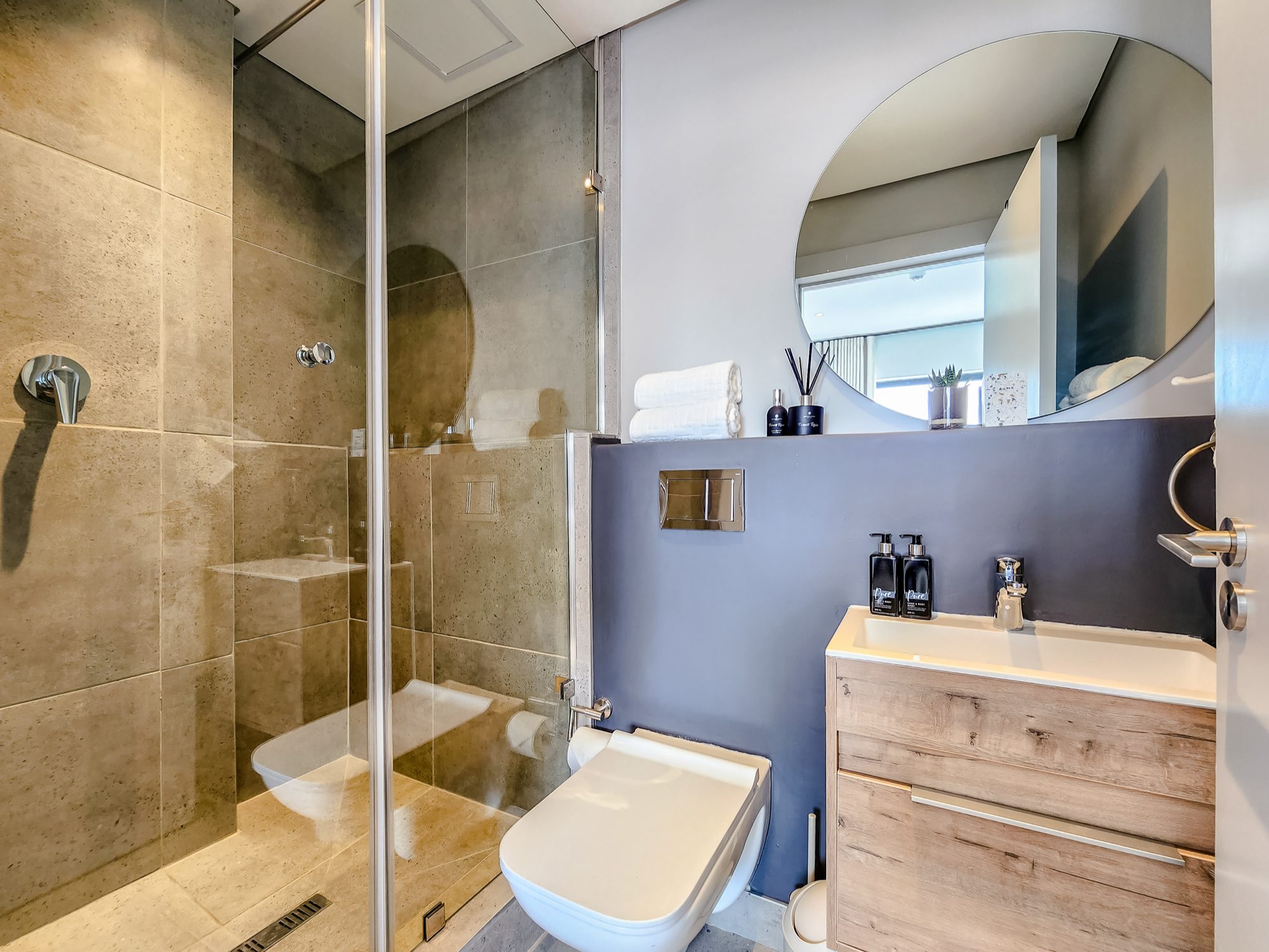 Luxury 2BR | Mountain Views | Balcony | Parking — image 4