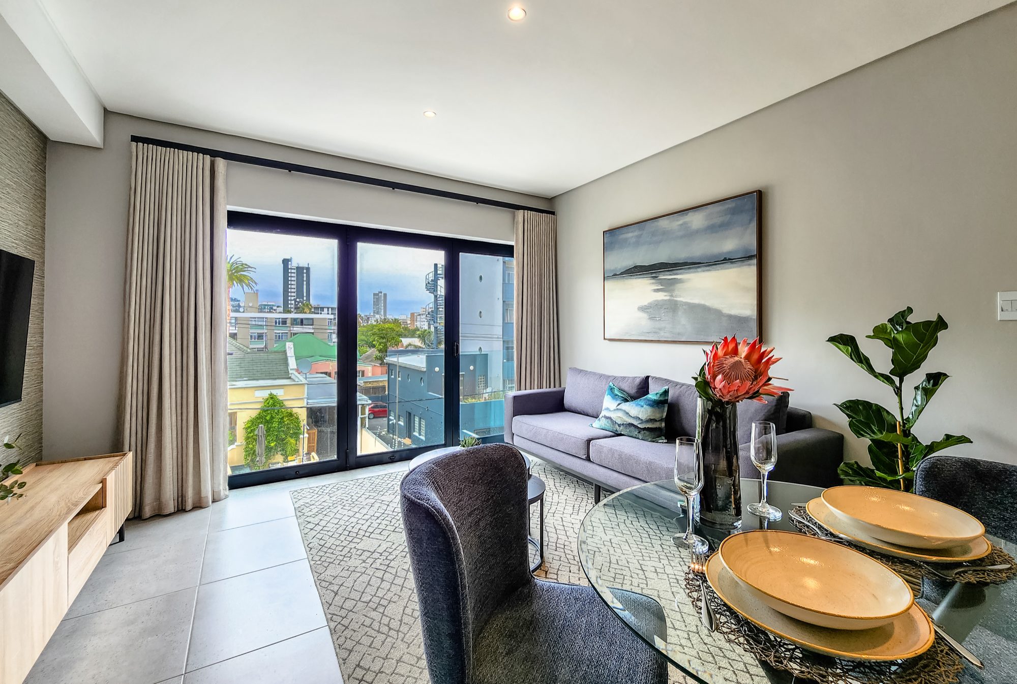 Modern Sea Point Apt | Mountain Views & Parking — image 1