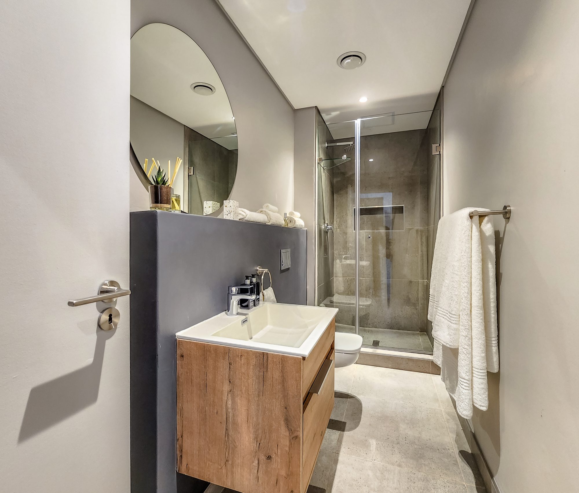 Modern Sea Point Apt | Mountain Views & Parking — image 2