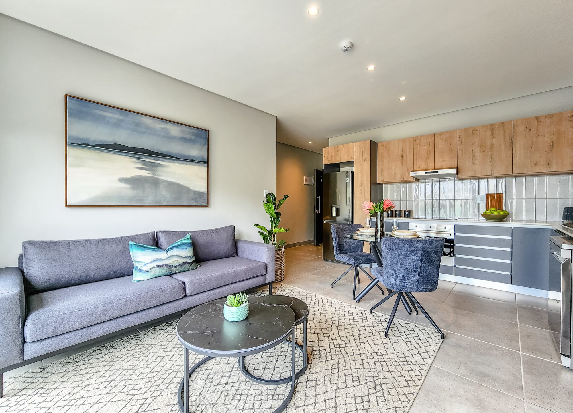 Modern Sea Point Apt | Mountain Views & Parking — image 3